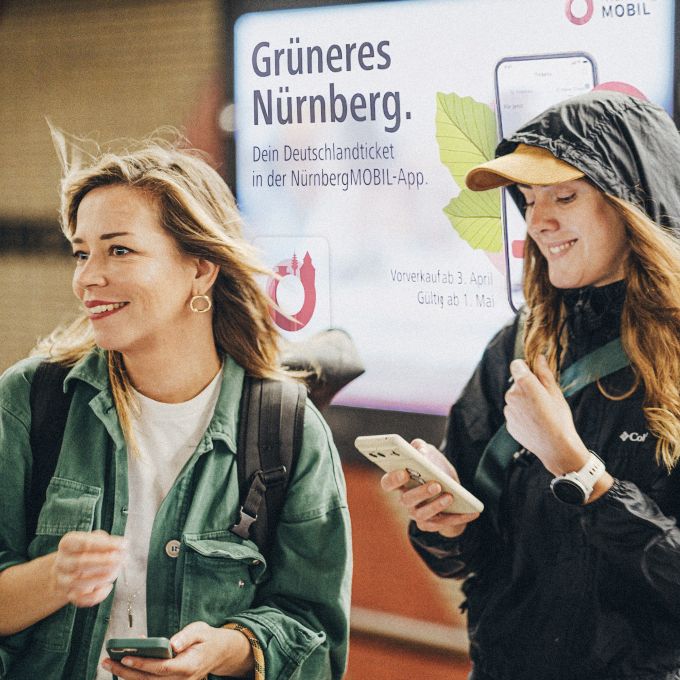 Anne und Pauline in der Ubahn-Haltestelle.