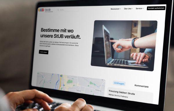 Stadt-Umland-Bahn Website auf dem Laptop.