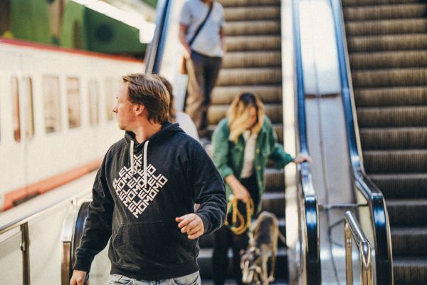 Co-Founder unserer Agentur Florian in einem schwarzen ELMO-Pulli im ÖPNV.