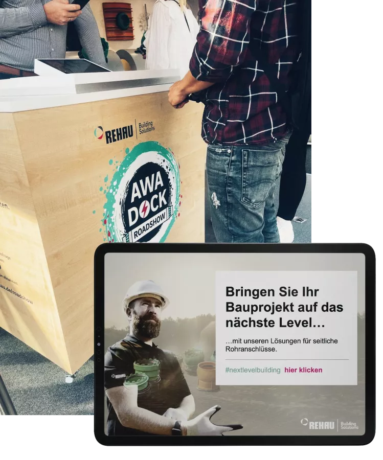 Eine Präsentation auf einem Tablet freistehend, im Hintergrund der Stand im AWADOCK-Showtruck von Rehau.